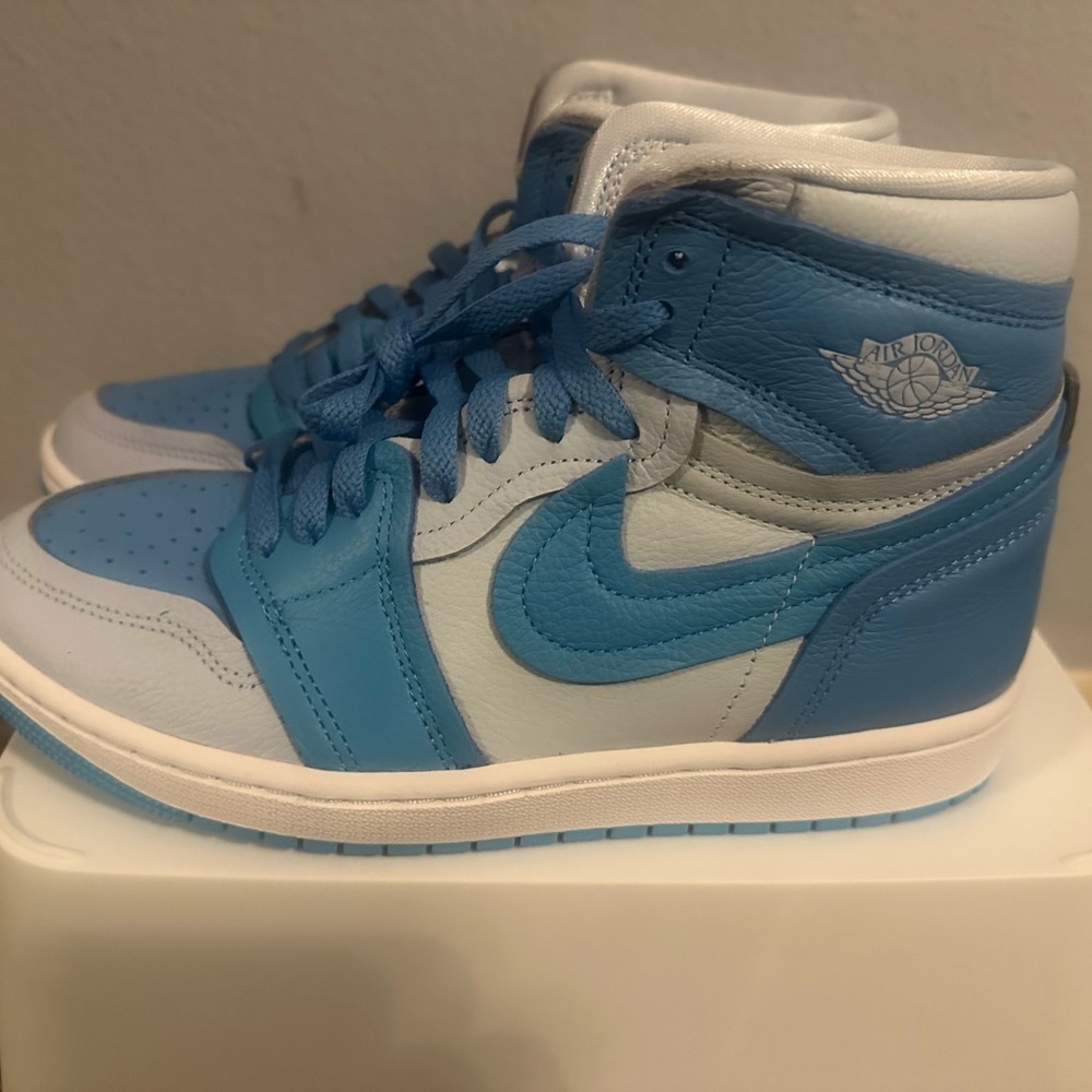Jordan Athletic Shoes in Blue and White - Picture 6 of 7